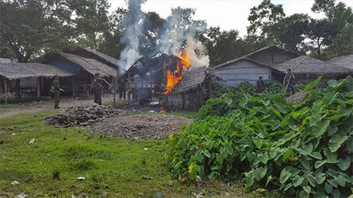 soldados birmanos queman una aldea rohingya Las matanzas de Birmania “tienen el sello de un genocidio”
